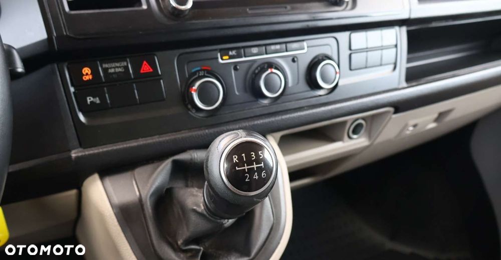 Volkswagen Caravelle - 33