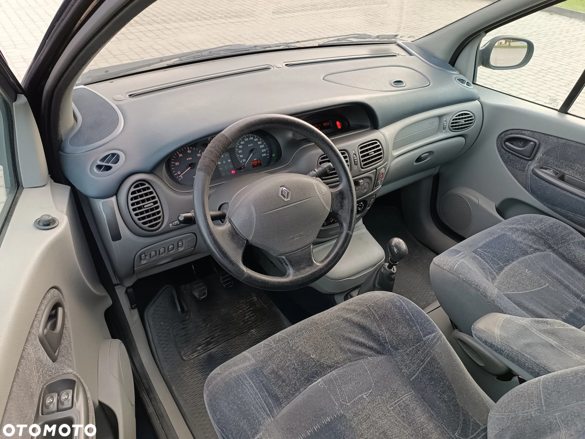 Renault Scenic 1.6 16V Confort Privilege - 12