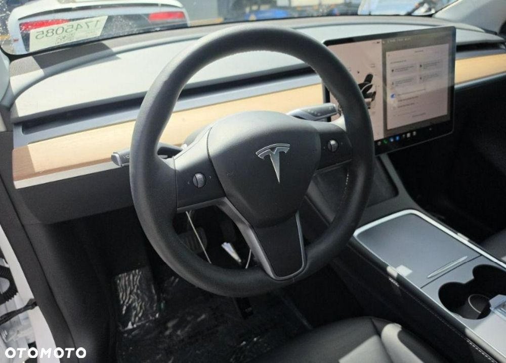 Tesla Model Y Long Range Dual Motor AWD - 8