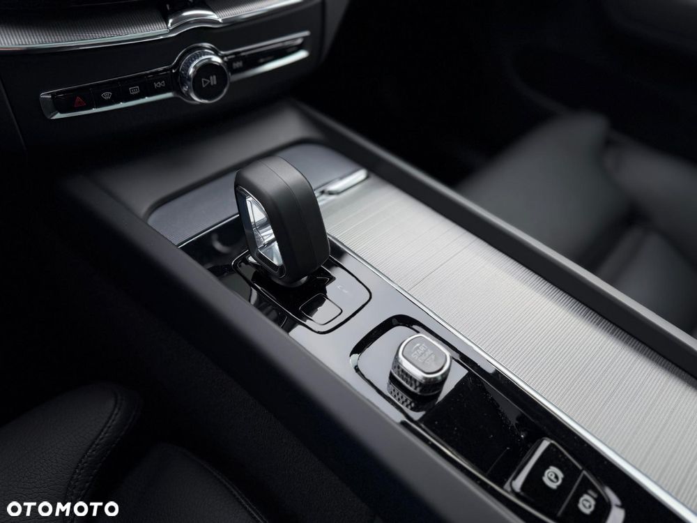 Volvo XC 60 B5 B AWD Ultimate Dark - 27