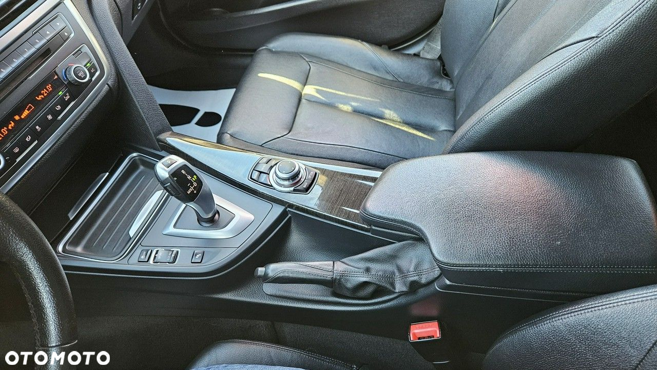 BMW Seria 3 320d Touring Luxury Line - 32