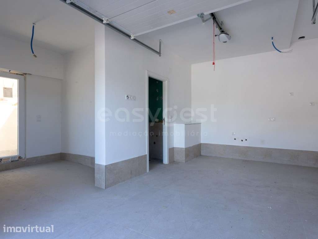 Moradia Independente T3+1, totalmente Remodelada, com Jardim, Garag... - Grande imagem: 2/48
