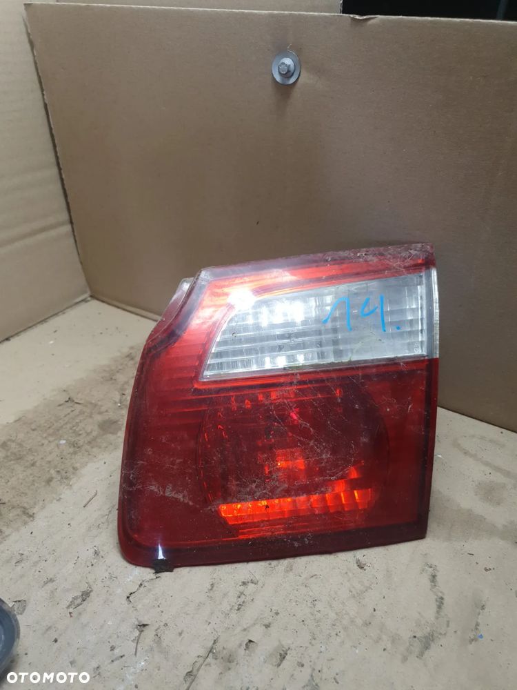 MAZDA 626 V GF LAMPA PRAWA TYŁ W KLAPĘ 132-61922 - 3