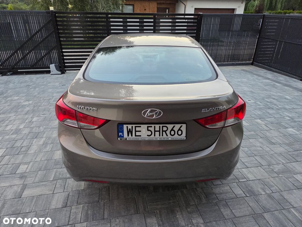 Hyundai Elantra 1.6 Comfort - 12