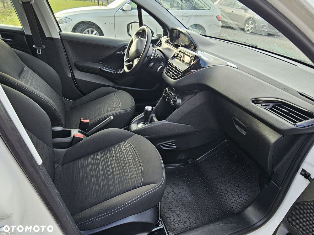 Peugeot 208 - 5