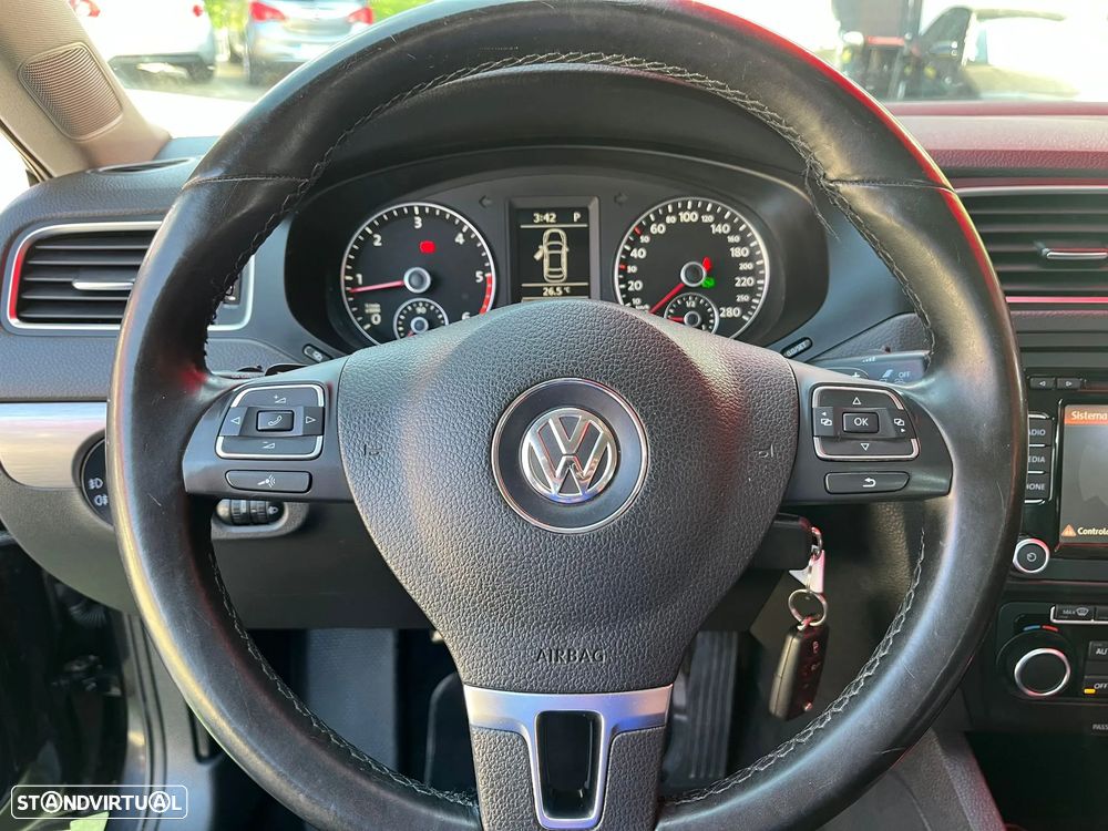 VW Jetta 1.6 TDi Highline DSG - 19