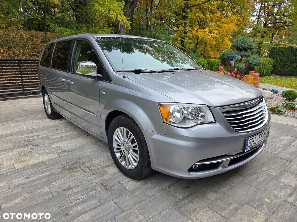 Chrysler Town & Country - 3