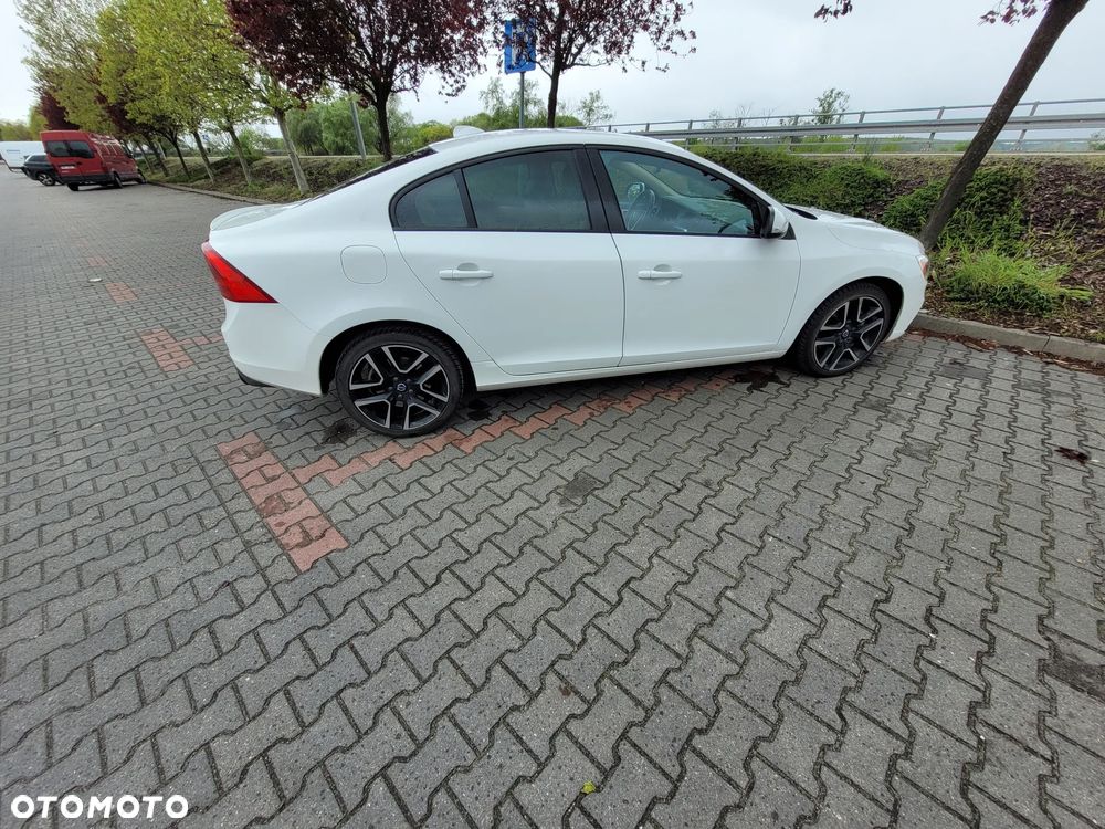 Volvo S60 T5 Drive-E Dynamic Edition (Kinetic) - 4