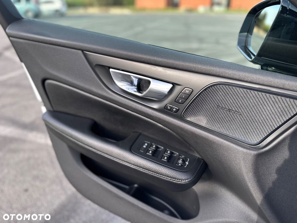 Volvo V60 D4 R-Design - 25
