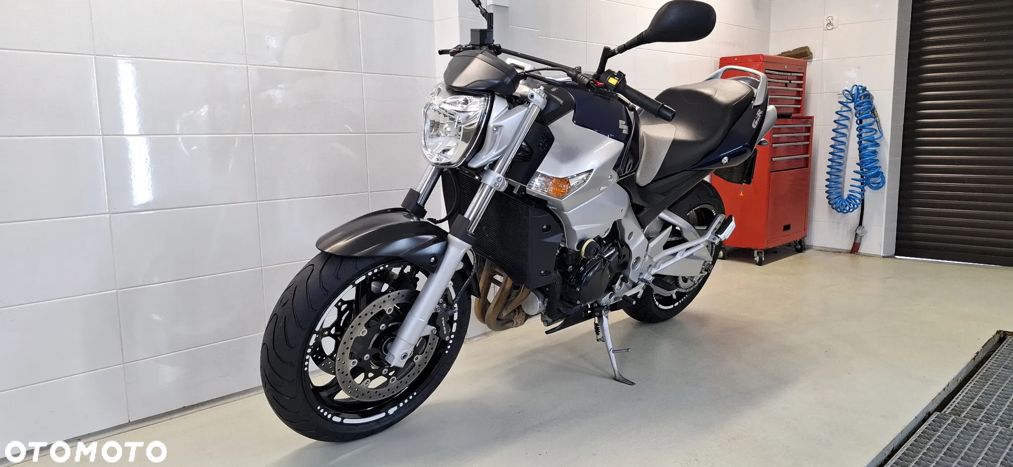Suzuki GSR - 4