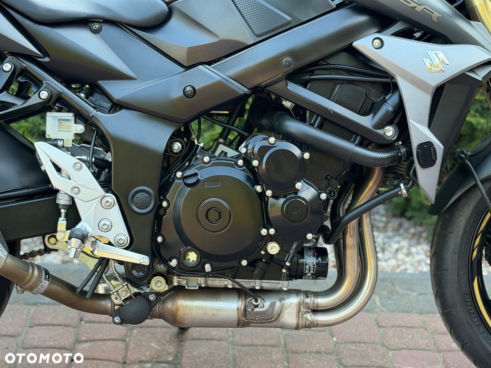Suzuki GSR - 13