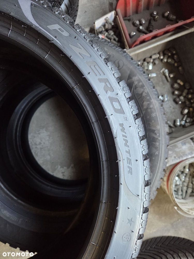 opona używana 245/40R19 Pirelli Winter PZERO TM * RSC Runflat - 5