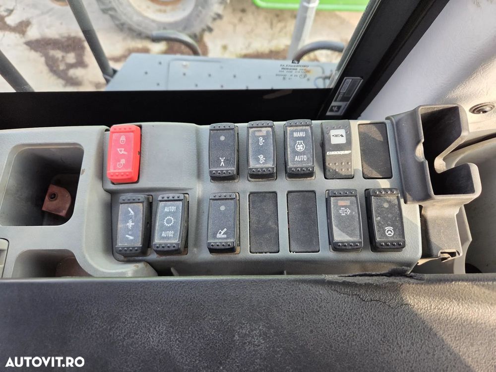 Hitachi Cupa 5mc, 28tone, ANVELOPE NOI, VIRARE prin JOYSTICk, Gresare automata, Inaltiime basculare cupa 4,3m, Lama noua la cupa, produs in JAPONIA, camera luat vederi spate, posibilitate leasing, motor 282 CP, STARE BUNA, PROMOTIE 86.900 EUR+tva - 9