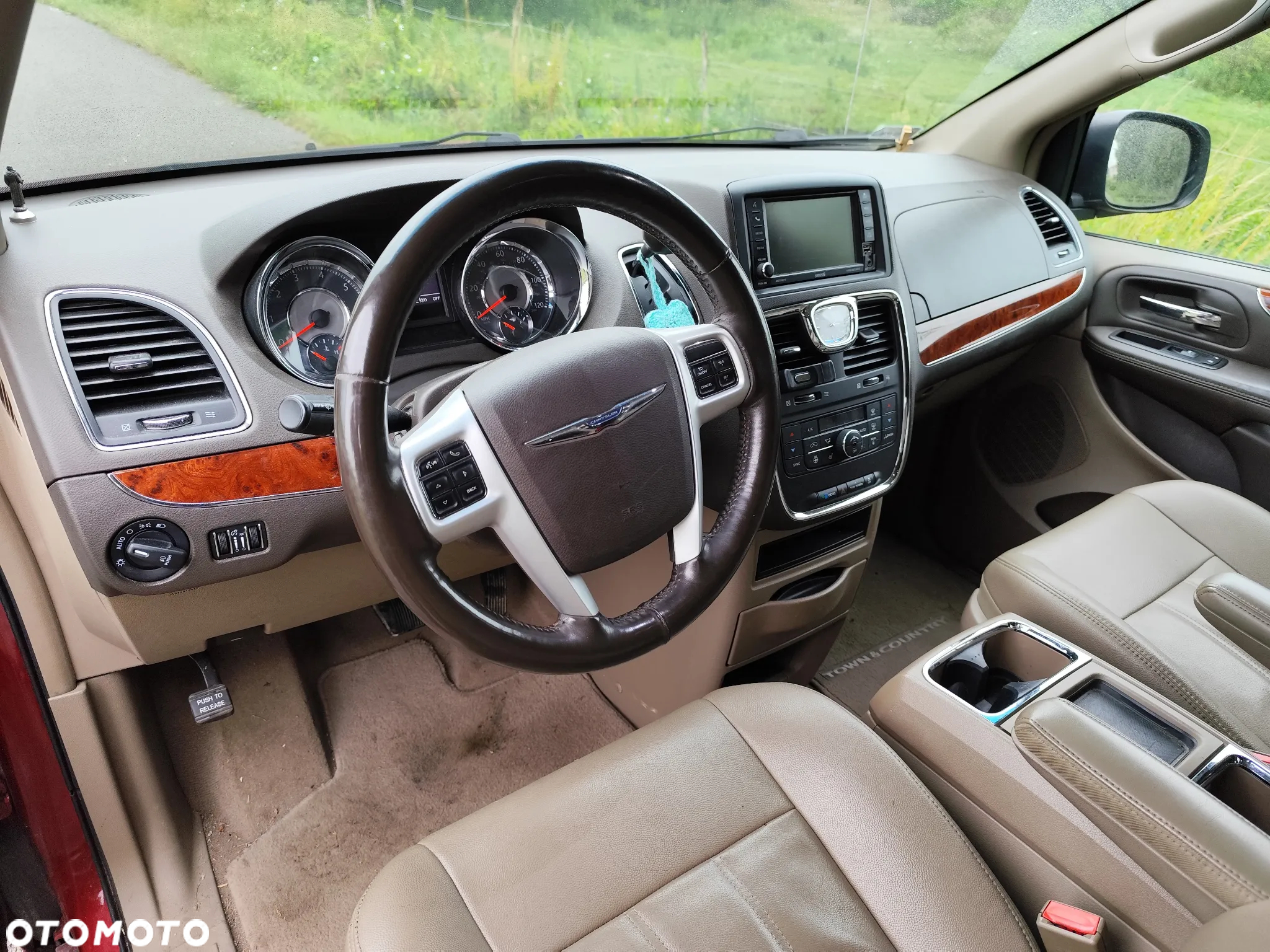 Chrysler Town & Country - 6