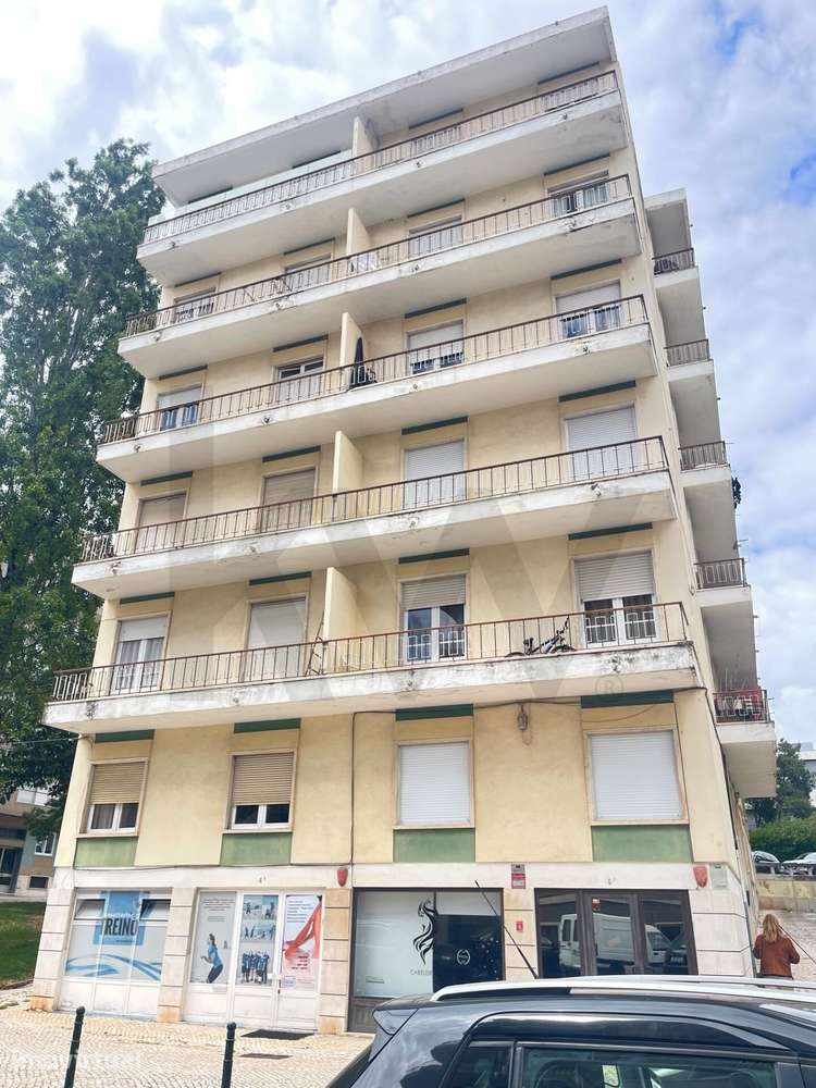Arrendamento - Apartamento T2+1 totalmente renovado | Rua Martins Bara - Grande imagem: 2/26