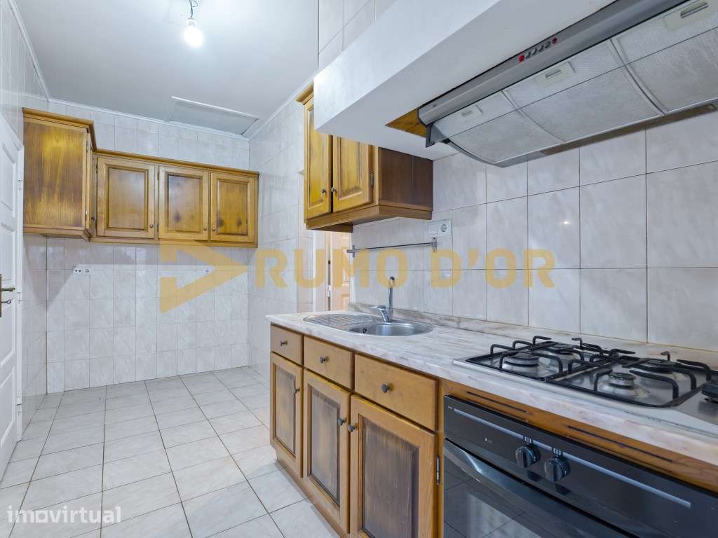Andar de Moradia T2 com Logradouro e Lavandaria - Abrigada - Grande imagem: 4/29