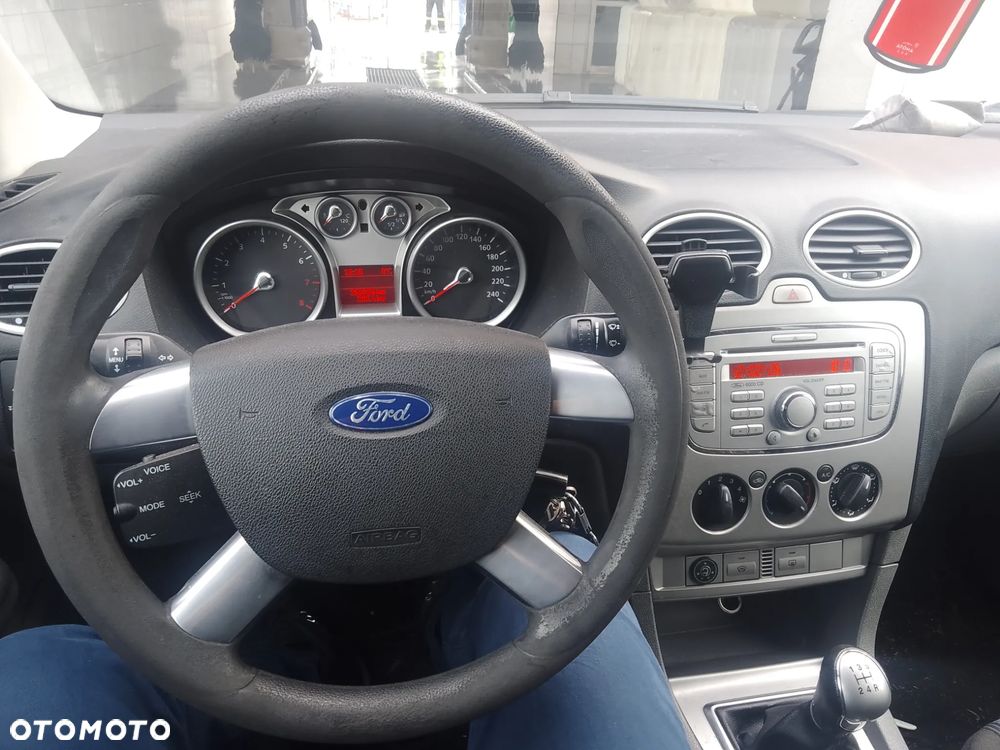 Ford Focus 2.0 16V Trend - 12