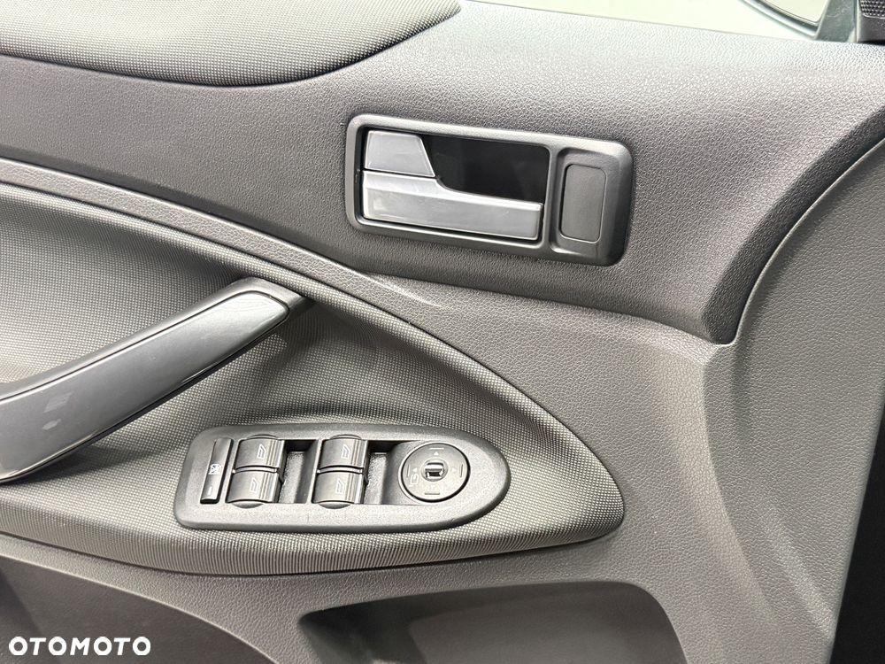 Ford Kuga 2.0 TDCi 2x4 Titanium - 12