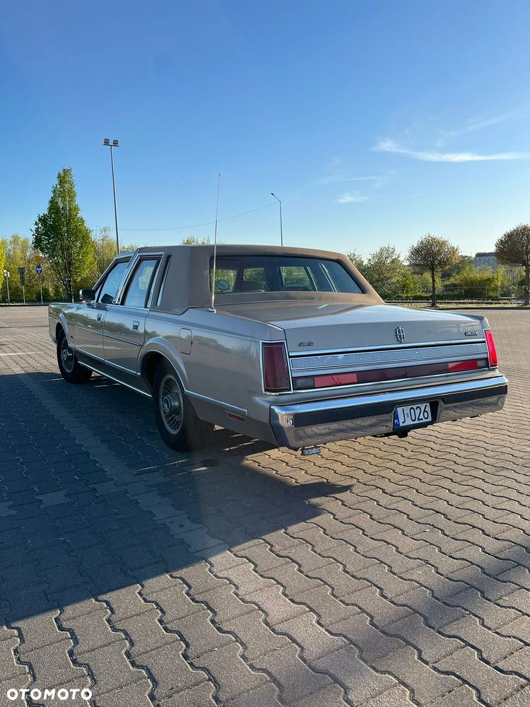 Lincoln Town Car - 6