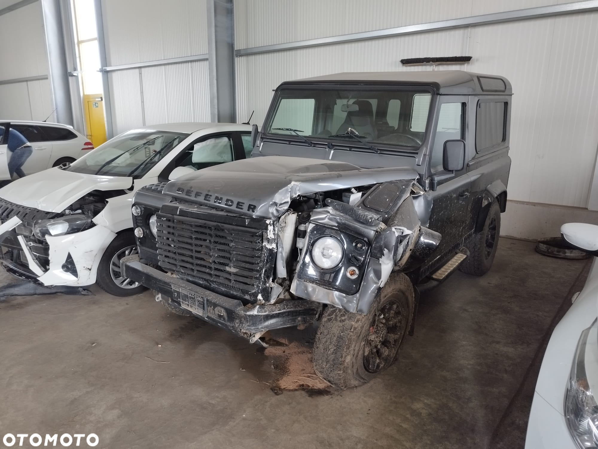 Land Rover Defender - 2