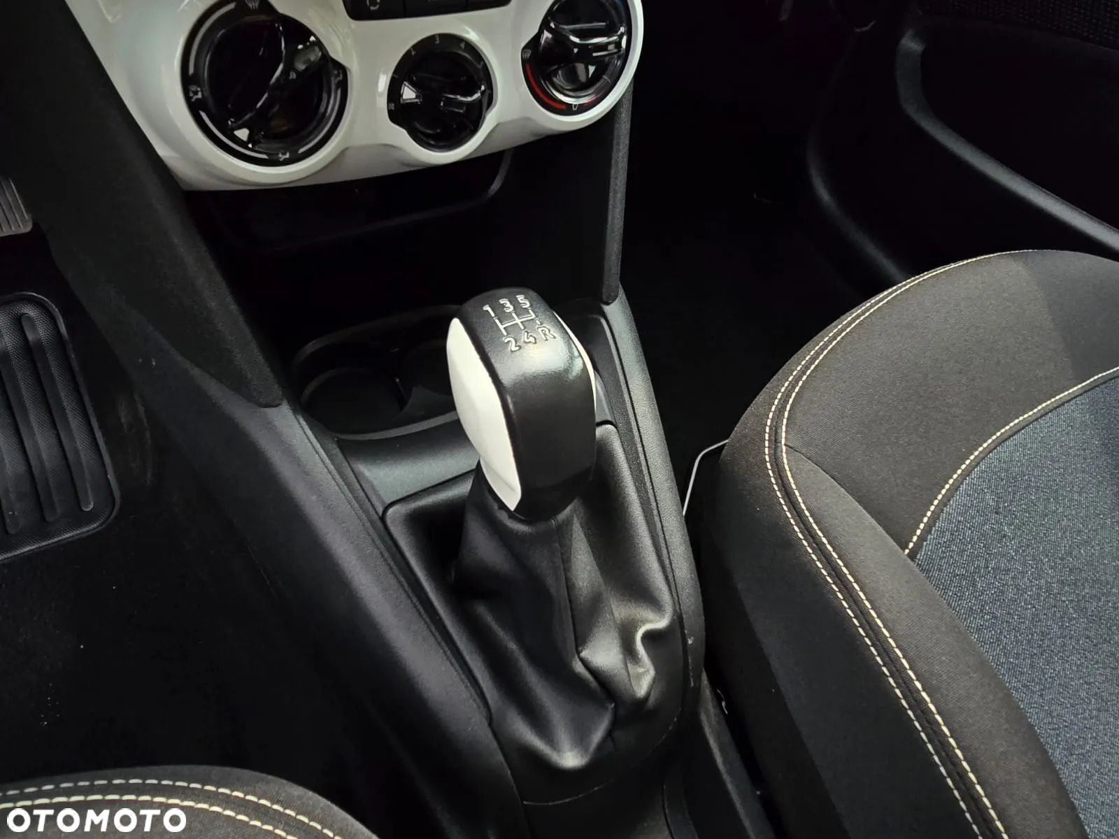 Peugeot 208 - 13