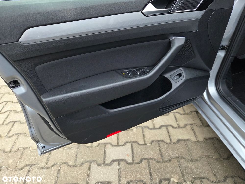 Volkswagen Passat 2.0 TDI SCR DSG Business - 14