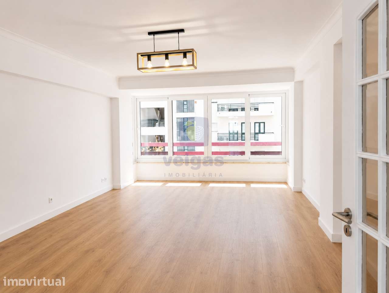 Apartamento T3 Remodelado c/estacionamento na Estrada da Luz - Grande imagem: 3/26