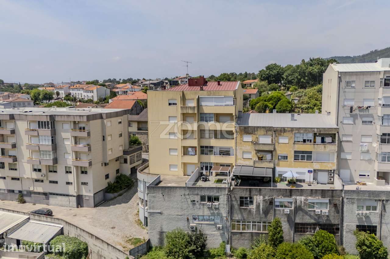 Apartamento T3 Remodelado com Terraço e Garagem - Amares - Grande imagem: 2/34