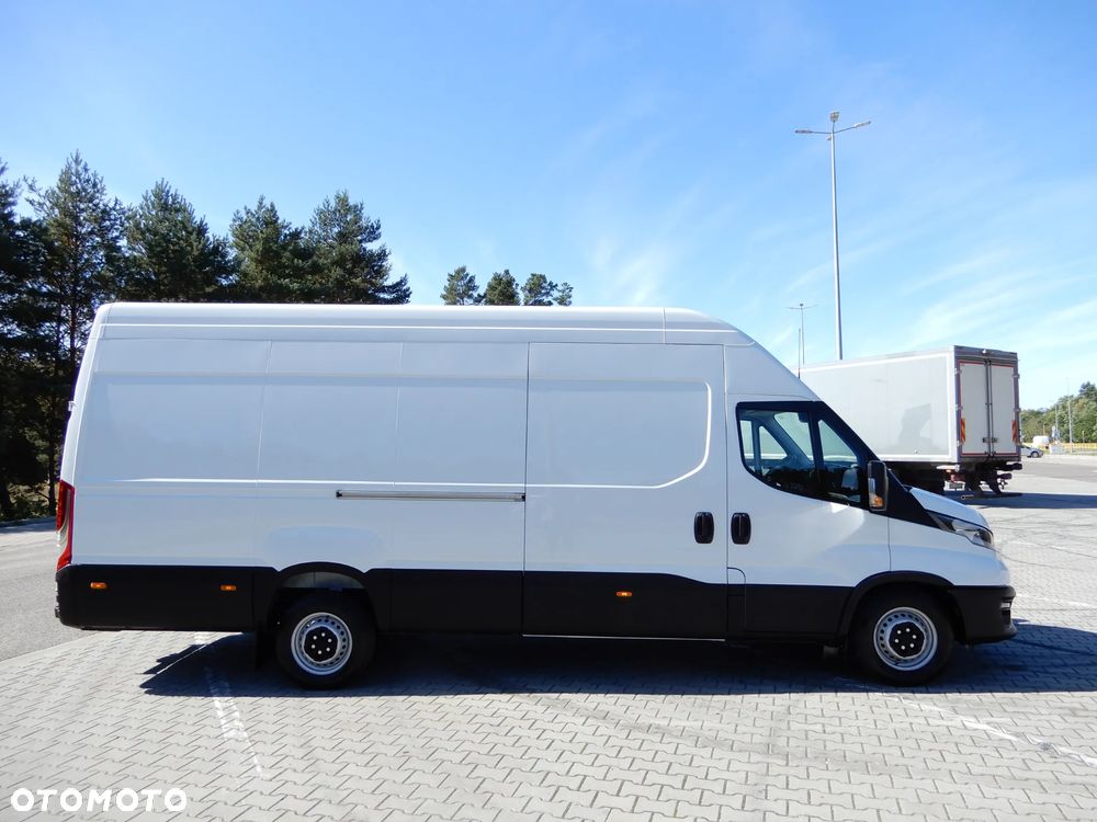 Iveco Daily 35S18 3.0 HPI 180 KM POWER Furgon Blaszak XXL 4.70 CM MAXI LONG Wysokość H3 2150 mm WZMACNIANE ZAWIESZENIE 1024 Kg Ładowność HAK 3500 Kg 50 Tys Km ASO Serwis Stan NOWY UNIKAT OKAZJA - 3