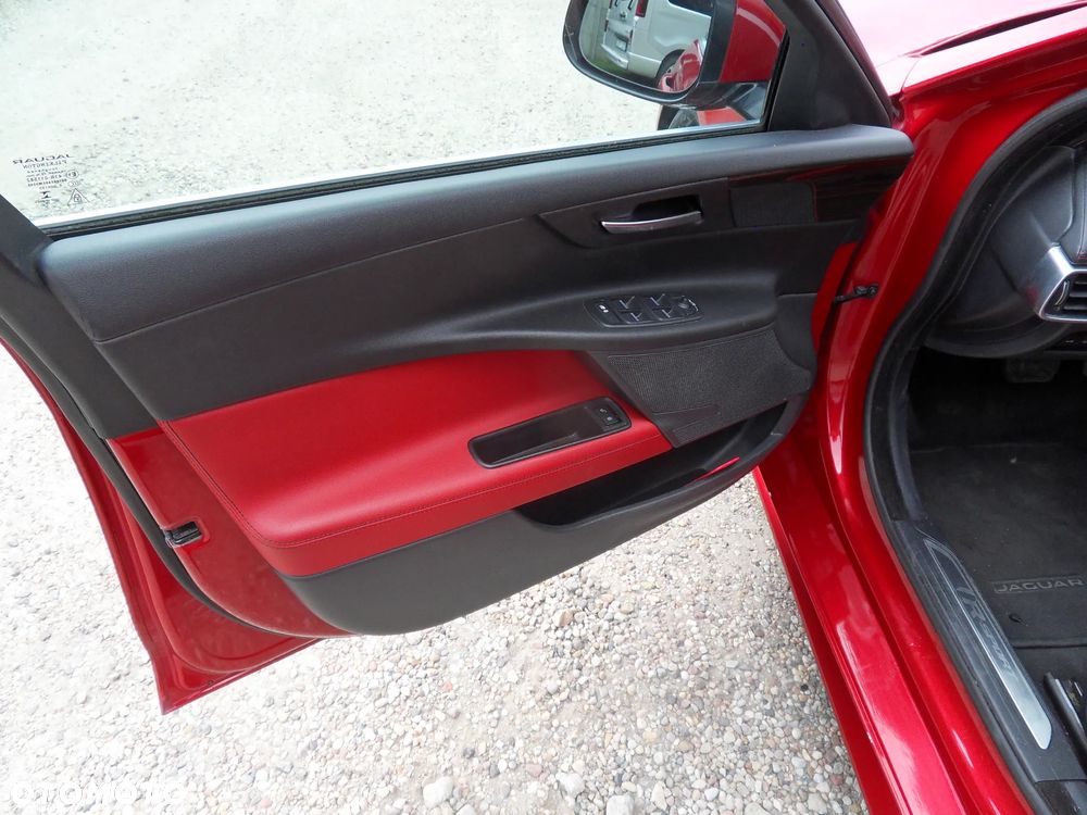 Jaguar XE E-Performance Pure - 12