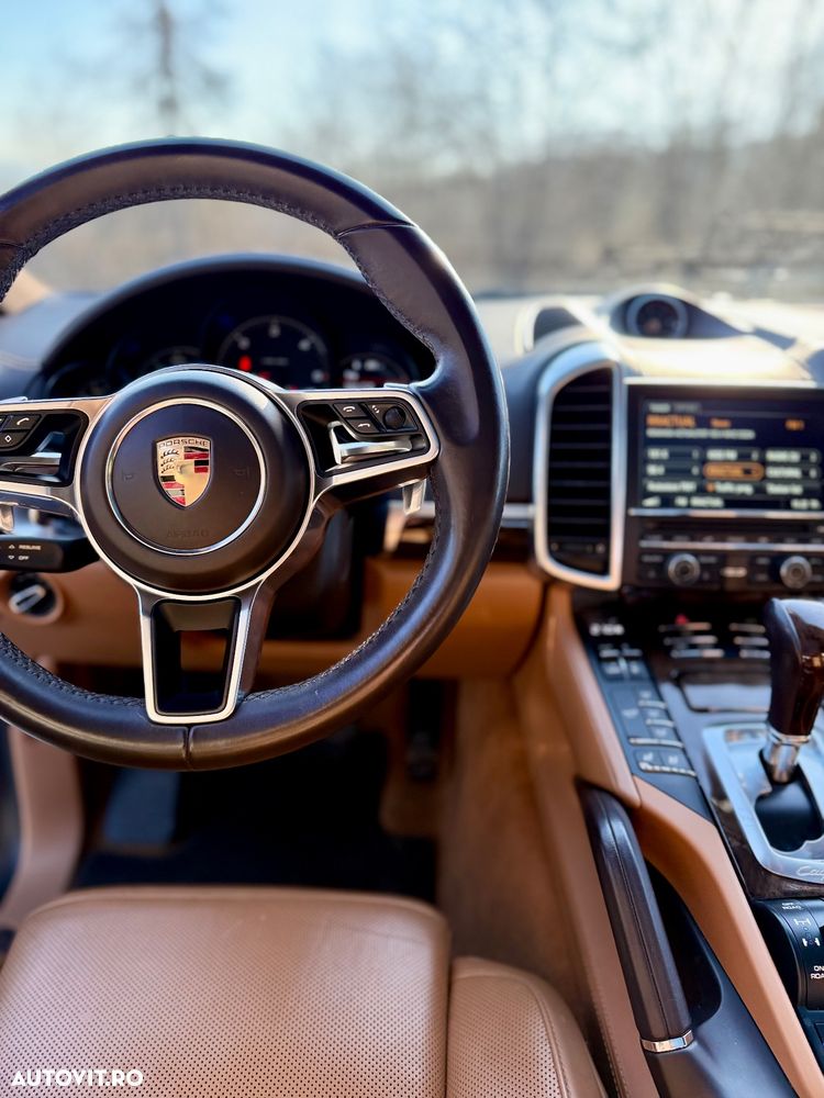 Porsche Cayenne - 1