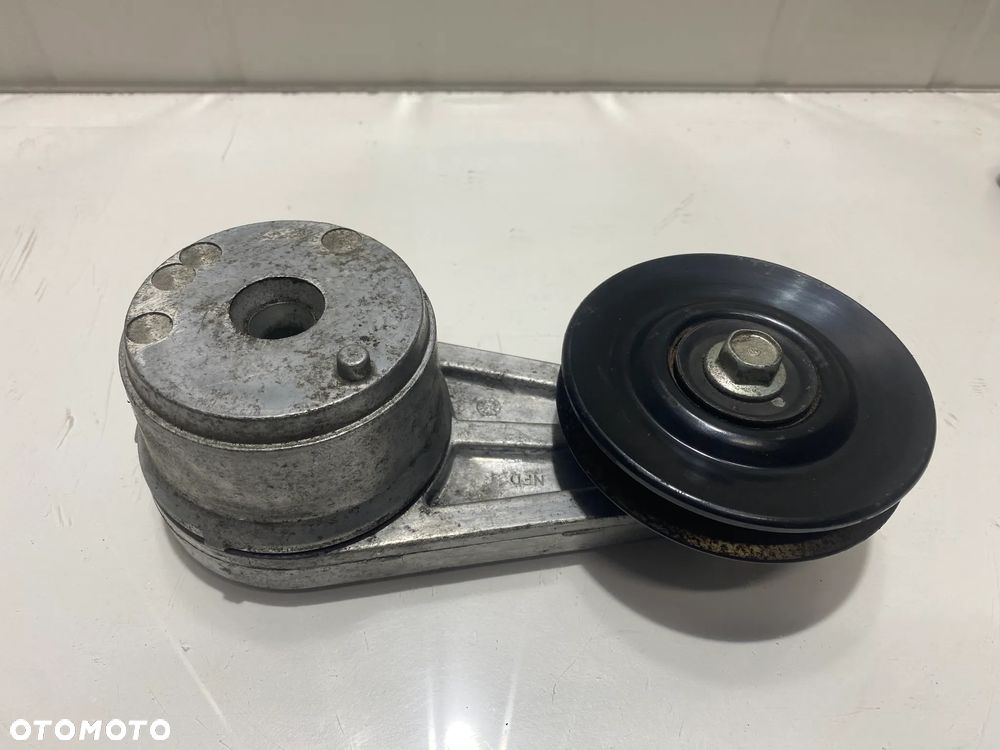 NAPINACZ PASKA WENTYLATORA RÓŻNICOWEGO JOHN DEERE W540 AXE22617 - 2