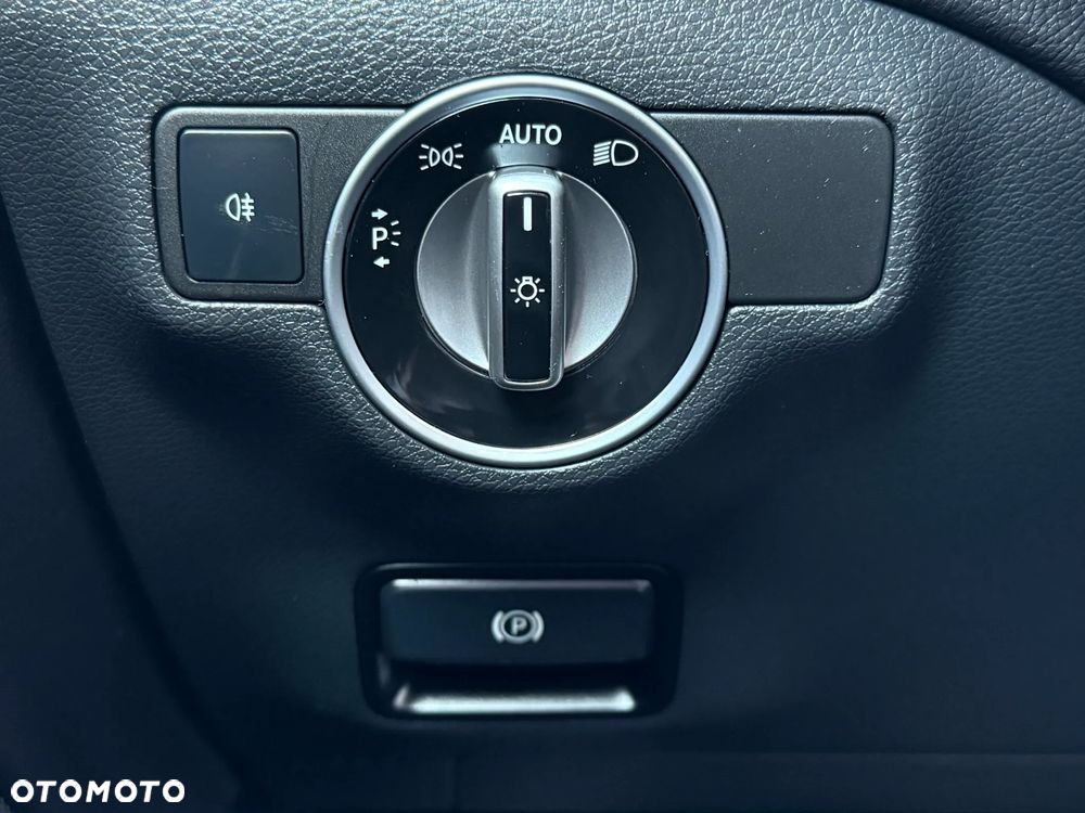 Mercedes-Benz GLA 180 7G-DCT - 29