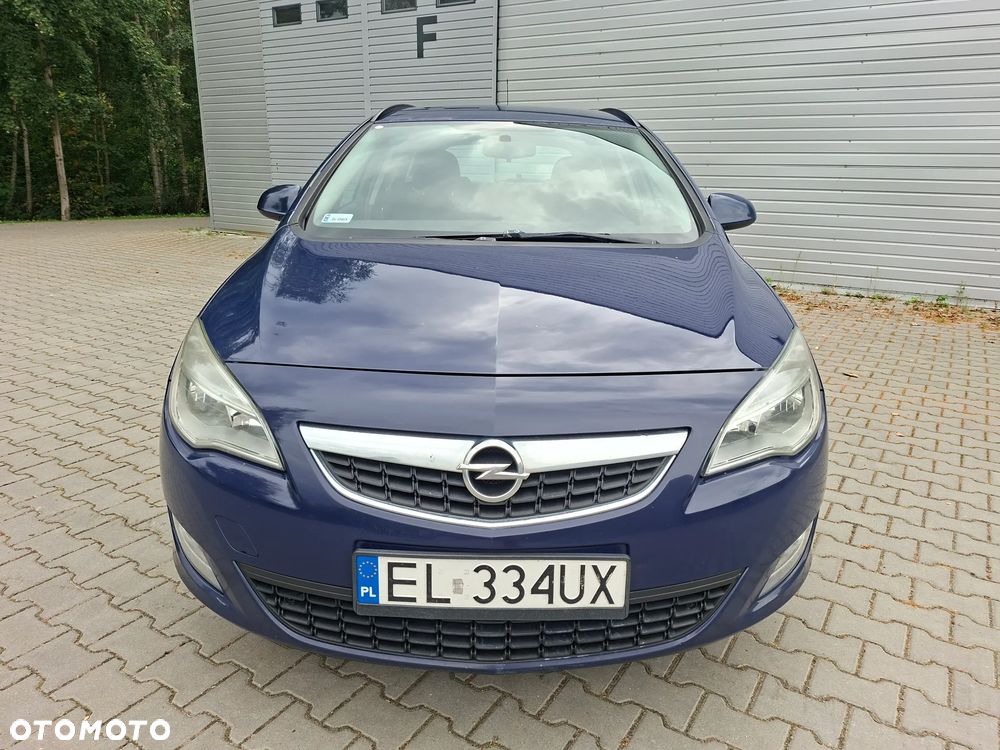 Opel Astra 2011 photo 2
