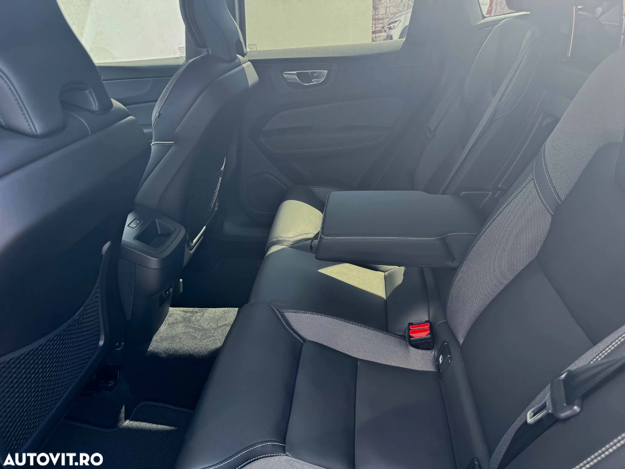 Volvo XC 60 B4 MHEV AT AWD Plus Dark - 13