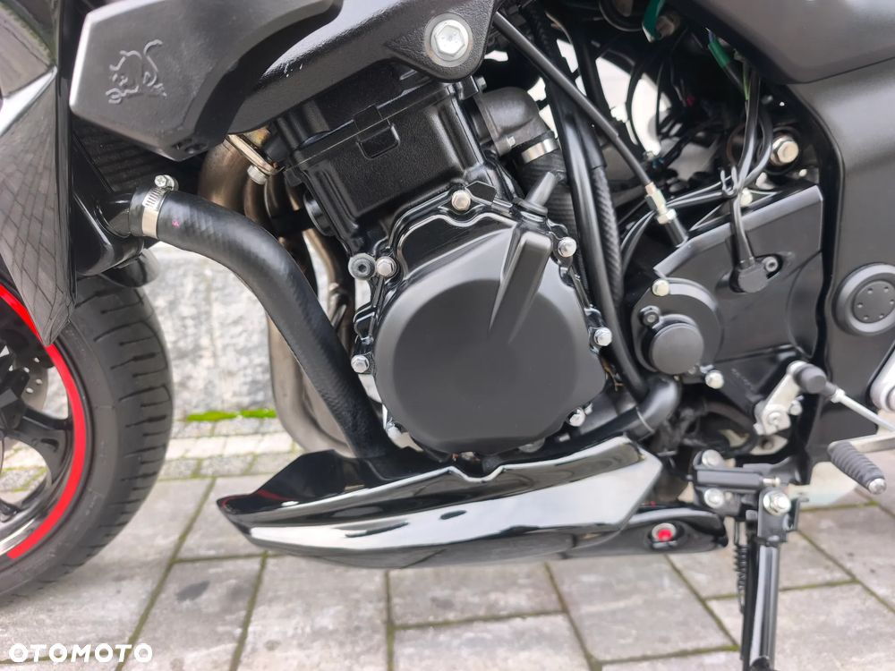 Suzuki GSR - 36