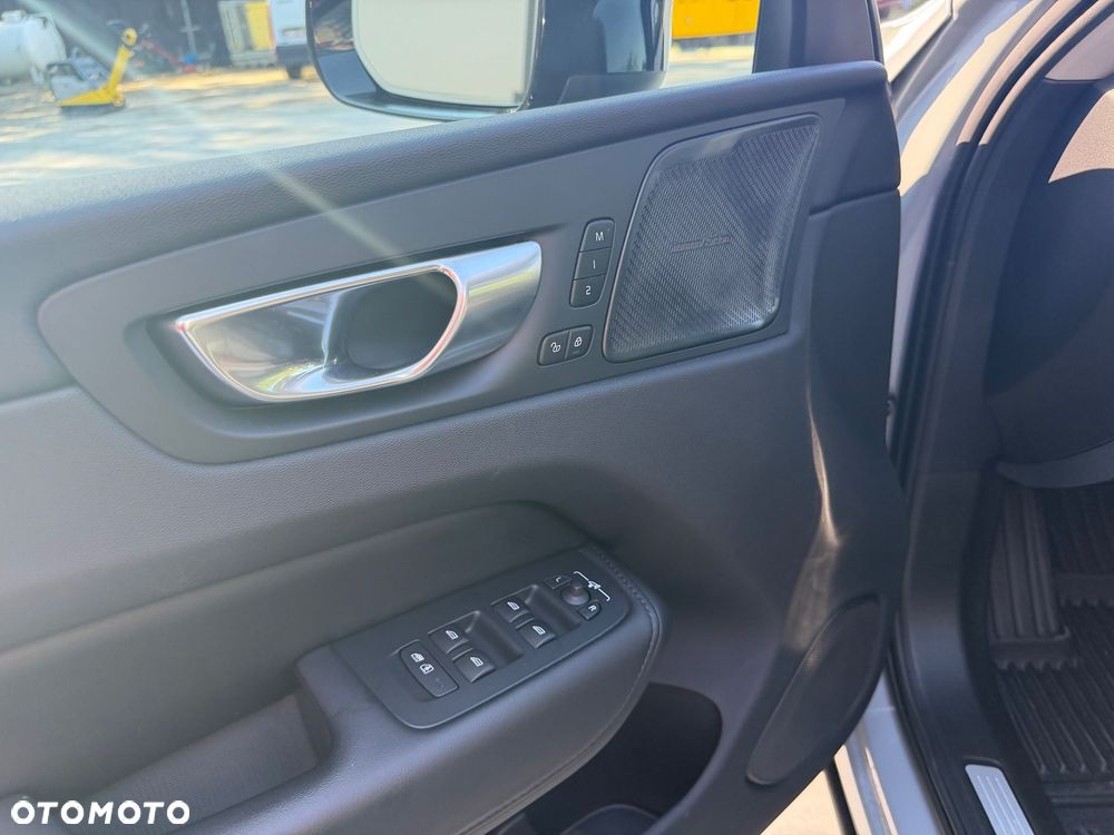 Volvo XC 60 B5 B AWD Plus Dark - 11