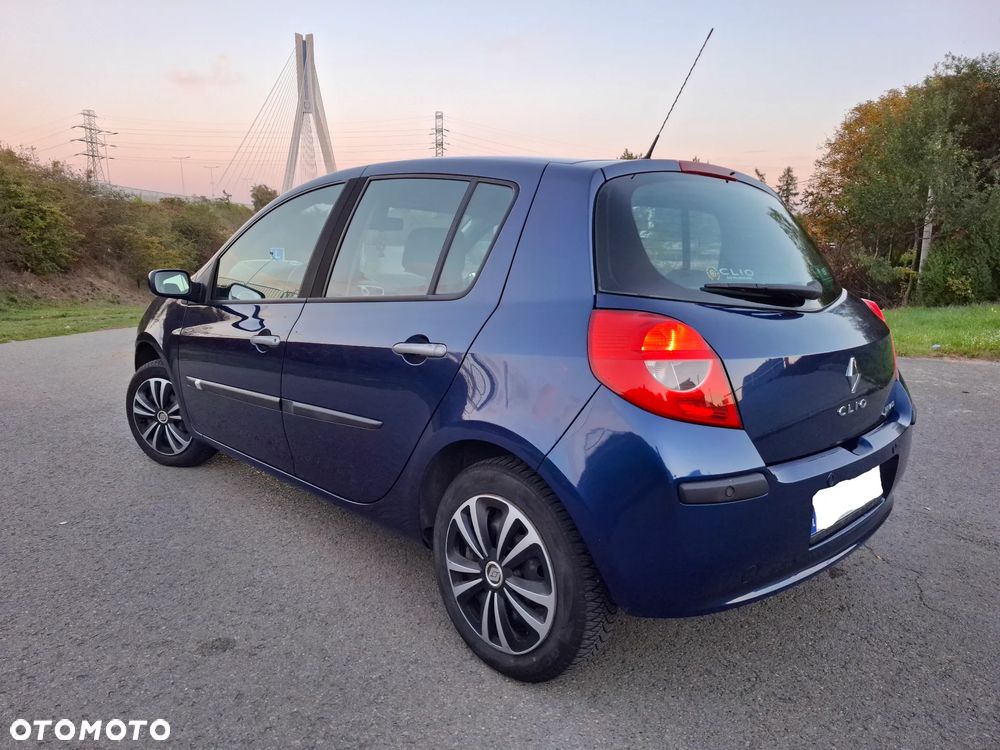 Renault Clio 2006 photo 2
