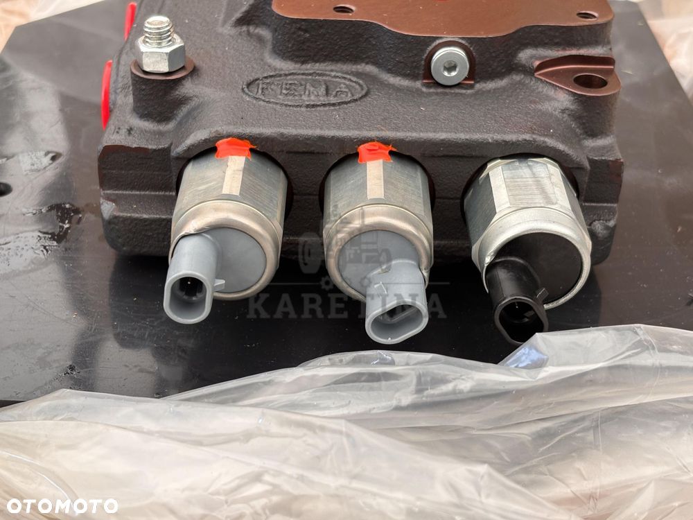 John Deere 8R 8RT 8RX 8225R 8245R 8270R 8370R 8400R Rozdzielacz Hydrauliczny Autotrack RE561721 - 2