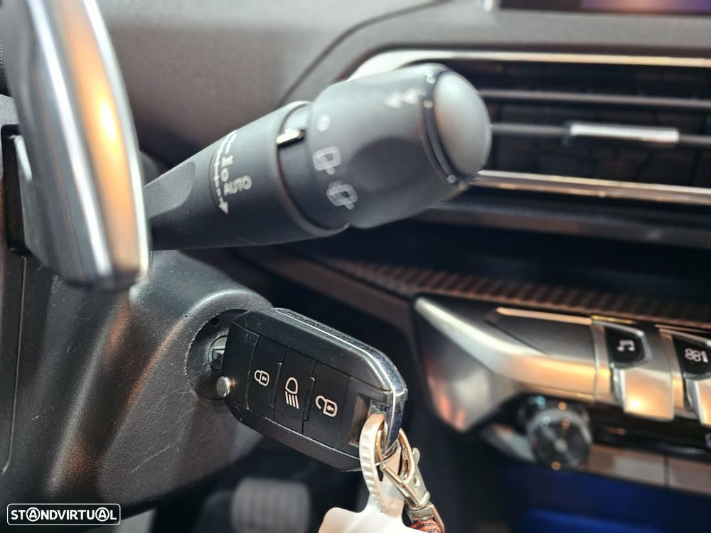 Peugeot 5008 1.2 PureTech Allure EAT8 - 18