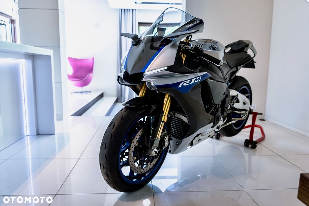 Yamaha R1 - 3