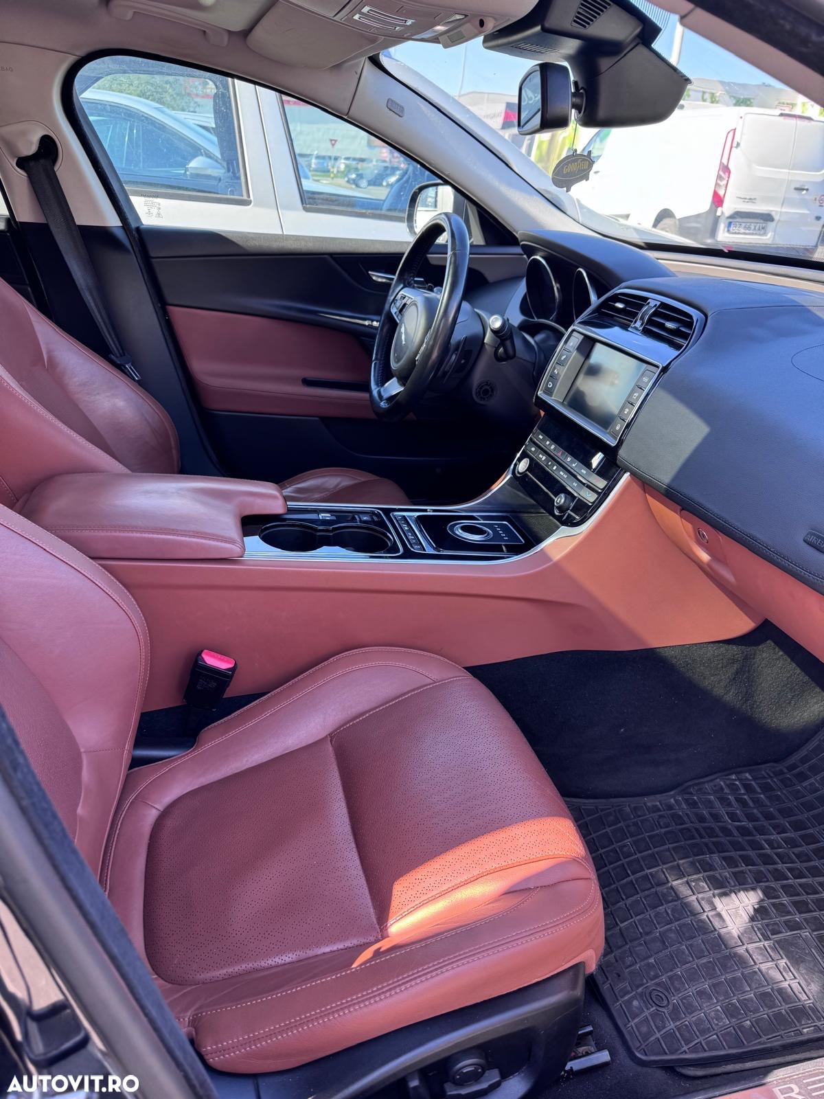 Jaguar XE 2.0 AWD Prestige - 8