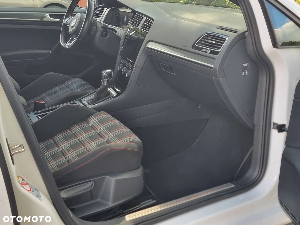 Volkswagen Golf - 21