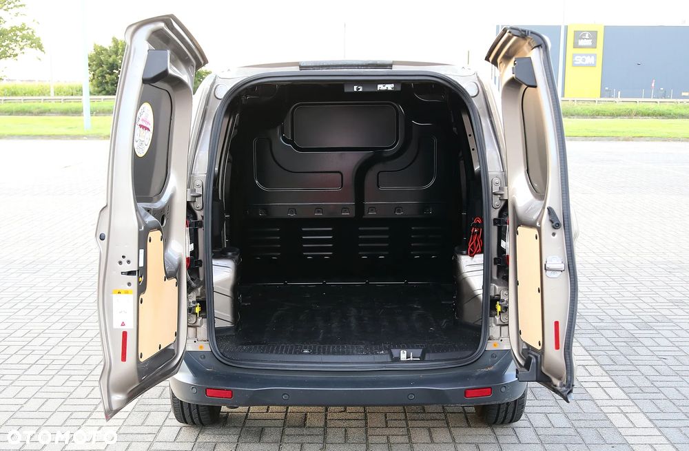 Ford Transit Courier - 13