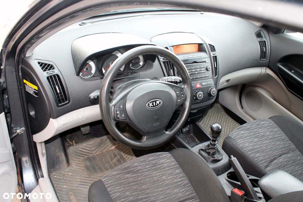 Kia Ceed 1.4 L - 12