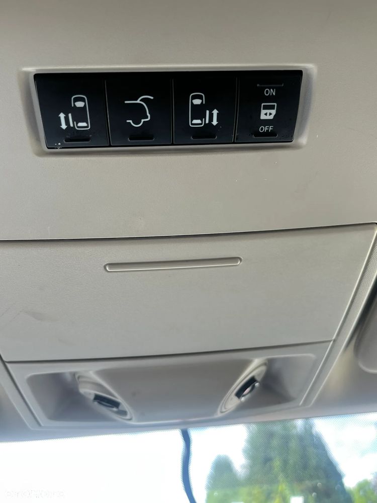 Chrysler Town & Country - 29
