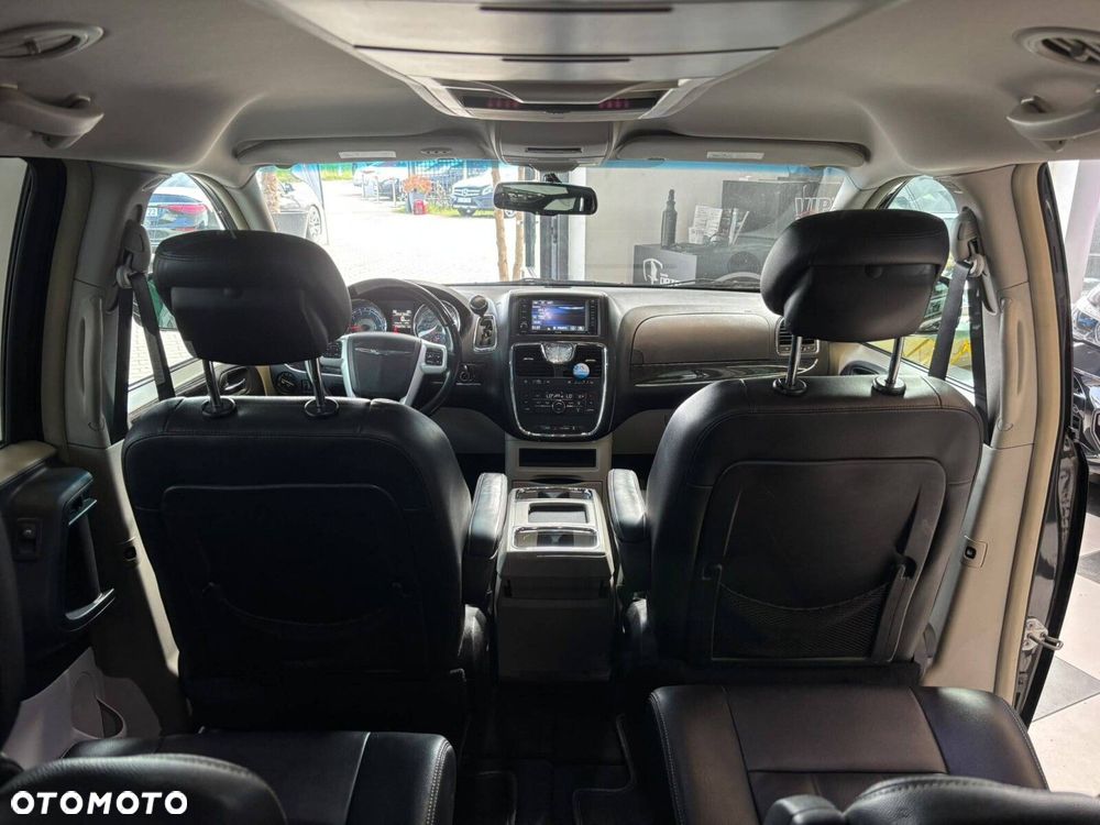 Chrysler Town & Country - 38