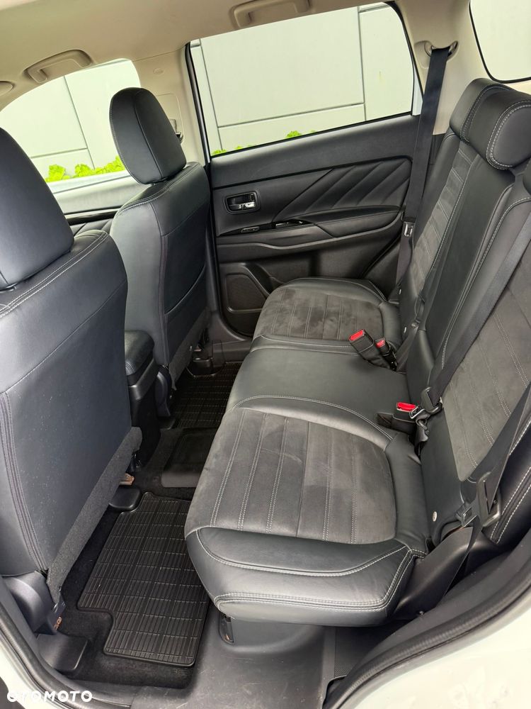 Mitsubishi Outlander 2.0 4WD Plug-In Hybrid Plus - 14