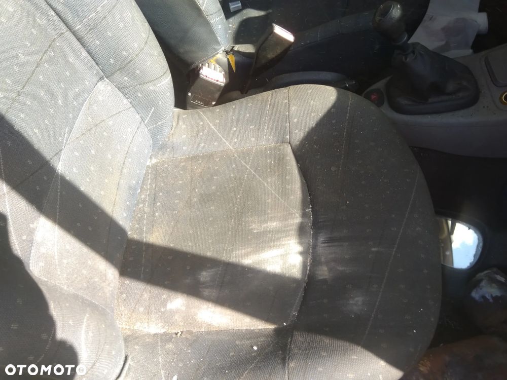 Auto na części - Renault Thalia 65KM diesel 2003 Silnik Skrzynia Drzwi Maska Klapa Błotnik Zderzak Lampa Szyba Klamka Lusterko Deska Kokpit - 3