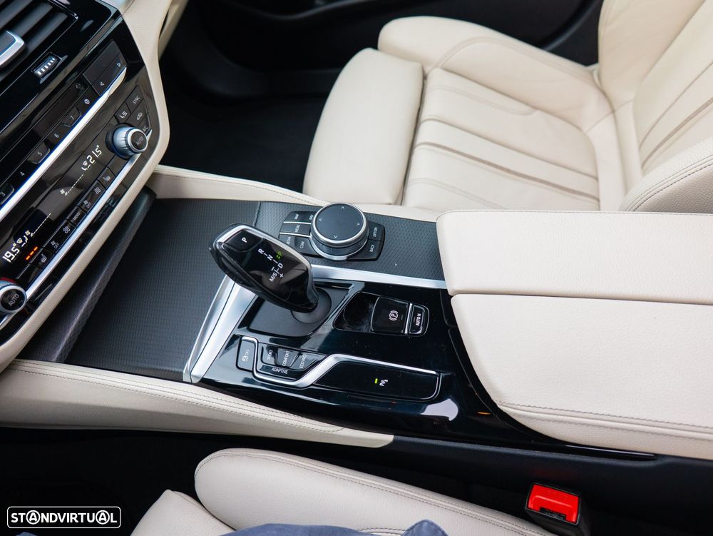 BMW 520 d Pack Desportivo M Auto - 25